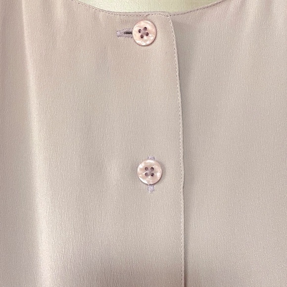 NWT Dana Buchman Light Grey Silk Sleeveless Button Back Blouse Sz 10 - Picture 7 of 7